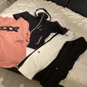 Skidkläder. Nyskick!  - Hej Jag säljer nu mina skidkläder då de blivit för små för mig, använda 2 veckor  Rosa DOPE jacka strl: XS. 600kr SÅLD  Svarta J Lindberg skidjacka strl: S. 950kr  Vita skidbyxor 8848 strl: 36 SÅLD  Svarta skidbyxor strl:34. 750kr Skickas mot betalning 