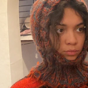 Balaklava, Hemmastickat!  - Hej! Jag stickar främst torgvantar, balaklavas och halsdukar. Gör allt på beställning. Det jag tar betalt för är materialet, priset på materialet beror på vad du vill ha stickat och tjockleken av garnet, samt tar jag betalt för själva tjänsten.  