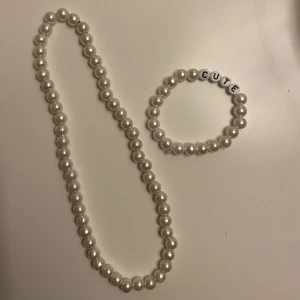 Halsband och armband  - Pärlhalsband och armband som jag själv gjort, köp båda för 15 eller 10kr st