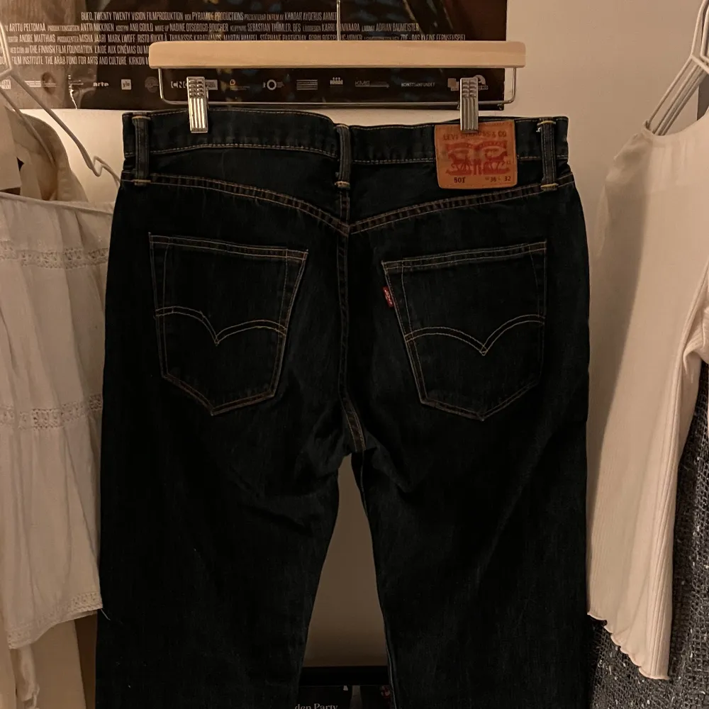 Levi’s 501s w36 l32 Måste tyvärr sälja dessa, köpta på sellpy för men satt ej som jag önskade så säljer vidare Sista bilden visar färgen bäst- lite korta i benen enligt mig. Jeans & Byxor.