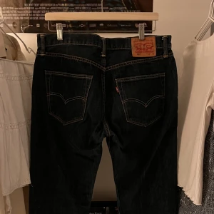 LEVI’S 501s  - Levi’s 501s w36 l32 Måste tyvärr sälja dessa, köpta på sellpy för men satt ej som jag önskade så säljer vidare Sista bilden visar färgen bäst- lite korta i benen enligt mig