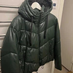 Jacka - En kort vadderad skinnimiterad jacka från Zara. Storlek Medium men kan passa många då det finns reglerbara band som kan få den mer figursydd men också mer rak och slapp. Nypris 699kr. Köparen står för frakten🫶🏼