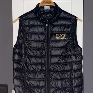 Emporio Armani - En svart Emporio Armani väst i bra skick, har bara hängt i garderoben så helt oanvänd! ⚠️ Frakten ingår inte i priset! (+50kr)⚠️