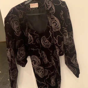 Svart sammetsklänning med bolero till - Svart sammetsklänning, fodrad med silkesliknandevtyg, vita pärlbroderier. Stl ca S/36. Uppsydd på ateljé Olivia, Östermalm Stockholm