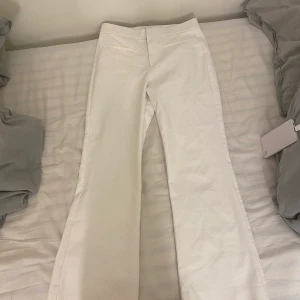 Zara flare pants - Säljer dessa flare pants från zara. Är i storlek M men passar mig perfekt som har storlek S i byxor. Är i fint skick och även använd bara 2 gånger pga att dom är för korta om benen för mig så tror dom passar även folk som har xs/s 💕