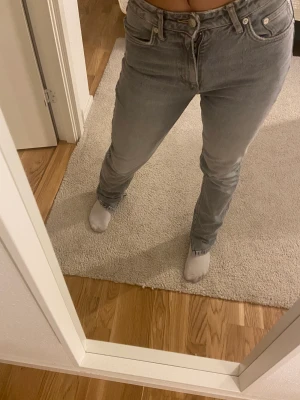Zara Mid jeans med slits 36 - Jätte fina zara byxor, Mid rise. Använt väldigt få antal gånger och är i jättefint skick, de har en kort slits på insidan av fötterna. Nypris runt 350/400kr säljer då de inte kommer till användning och då det är för långa (är 166) Köparen står för frakten