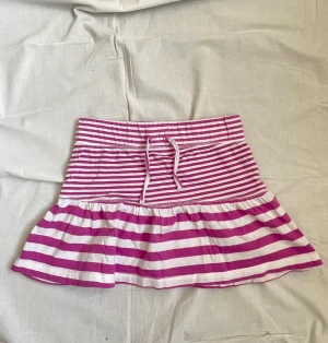 Randig mini skirt 🌷 - Så söt mini mini skirt! Aldrig använd.    Älskar den men kommer inte till användning.  Barnstorlek. Passar XS. Svårt att säga hur kort den sitter men om den är för kort kan man alltid ha en underkjol eller sy in ett tyg!  