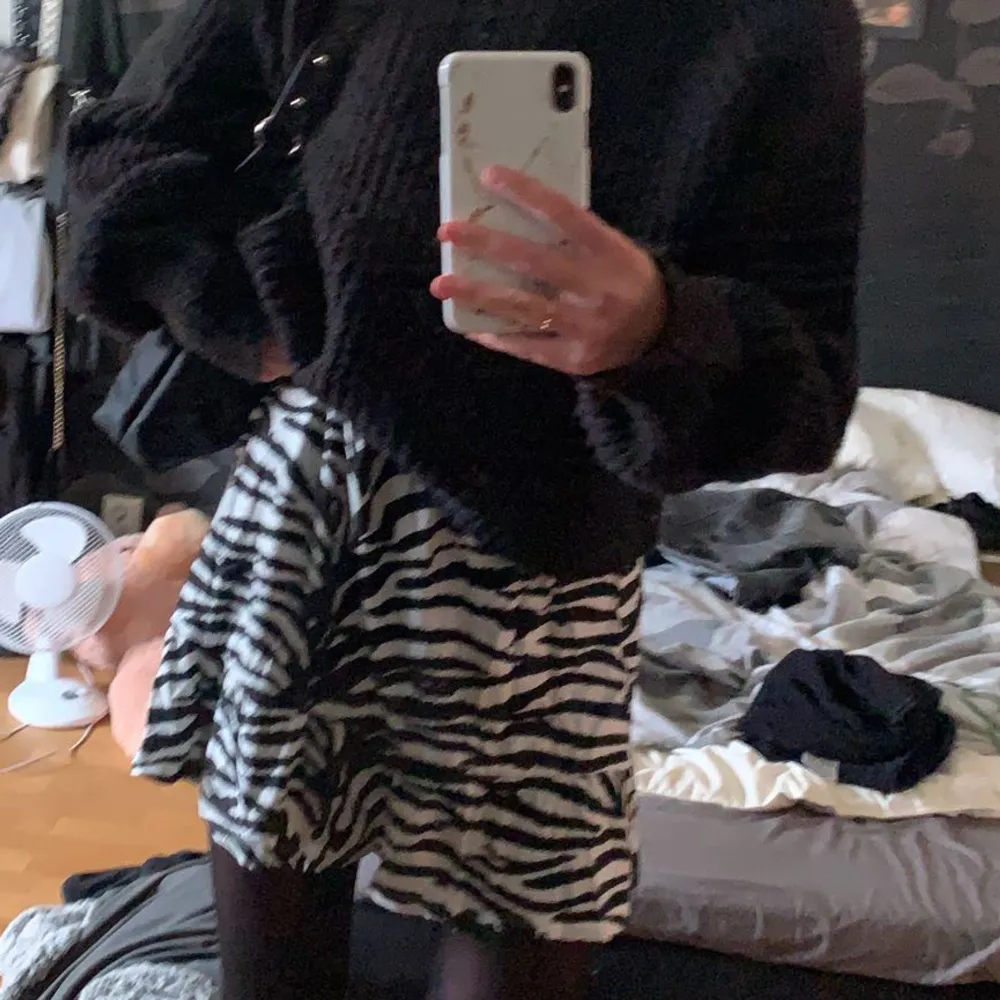En jätte fin zebra kjol andvänd vid en fest sen oandvänd då den inte är min typ. Passar alla storlekar för den är töjbar så att säga, vid fler bilder skriv privat. Kjolar.
