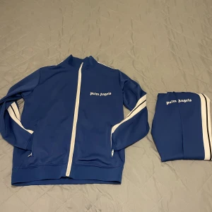 Blå Palm Angels Dress - Fräsch dress som är knappt använd, säljer den för att den passa inte på mig så bra.