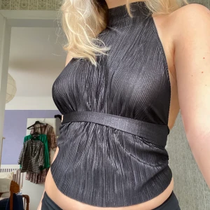 Svart glittrig fest topp - Denna och fler nyår/festtoppar som jag sytt kommer släppas på min instagram (@remadebymaja) på torsdag, den 15:e december. Allt är sytt av secondhand tyger så det finns begränsat antal. Följ gärna min instagram för att inte missa, kommer mer info där 💓