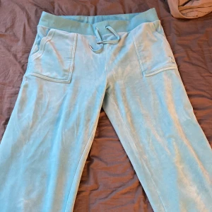 Blåa Juicy  - Ett par blåa juicy i storlek L/M Köpta från juicys hemsida för några månader sedan köpta för 1200 kr! Sätter priset 500 men det går att diskutera priset 