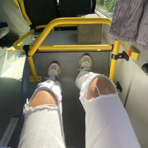 Zara Vita Jeans med hål - Snygga vita jeans från Zara med hål på knäna🤍för stora för mig och kommer därför inte till användning! Budning om fler är intresserade 