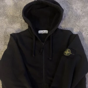 Stone island zip hoodie med luva storlek S herr. - Hej! Säljer nu min stone island tröja som jag inte användt så mycket då den alltid varit lite för liten för mig. Nypris Ca 3000 kr, säljer för 1500 kr.