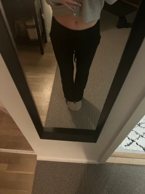 Soft goat mjukisbyxor - Svarta raka mjukisbyxor från soft goat i 100% Kashmir i strlk S, säljer då de inte kommer till användning💘är cirka 165cm lång, kan skicka fler bilder privat. Tryck inte på köp direkt💓