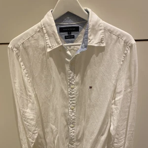 Tommy Hilfiger skjorta vit  - Linneskjorta i storlek Medium. Använd en gång förra sommaren. Storleken är Medium men jag skulle nog säga att den är Large. Luftig och skön