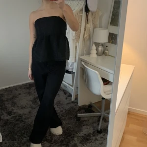  Bandeau topp! - Bandeau topp från hm! Stor ”volang” nedtill, den har också tunna axelband som sitter fast men brukar vika ner dom och ha axelbandslöst. Jättefint mönster i typ jaquard. Använd fåtal gånger 💞