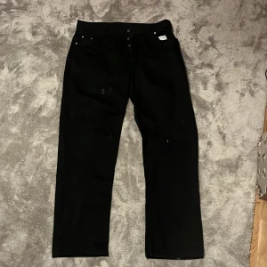 Levis byxor - 501 modell Har haft dem i ett tag men aldrig använt dem riktigt. Dem har några fläckar men man kan tvätta dem så blir dem så gott som nya. Skulle säga att dem är rätt så stora 