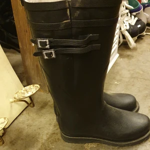 Ilse Jacobsen regn stövlar  - Fina Stövlar från Ilse Jacobsen  Lång modell till under knät. Använd men inte mycke. På sidan ett spänne med strass.