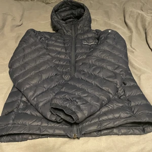 Peak performance jacka - Mörkblå peak performance jacka i storlek S. Inga dekefter! Som ny