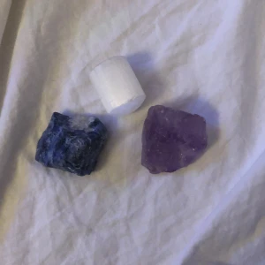 Råa kristal  - Råa kristaller 50kr för selenit och 55kr st för dem andra