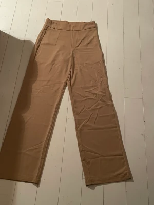 Kostymbyxor - Kostymbyxor från BikBok. Använt skick , lite noppriga där uppe som på bilden men annars i bra skick.   Köparen står för frakt samt jag står inte för postens slarv. 