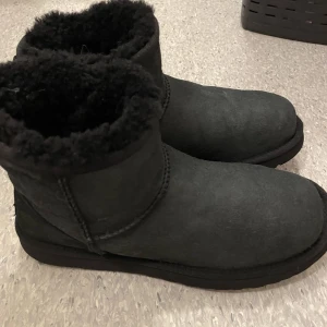 Uggs - Svarta uggs.  Det är storlek 40 men passar mig bra med 39, de är lite ljusa pga tvätt.