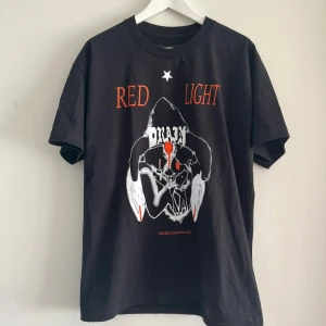 Bladee red light tshirt - Draingang merch. Skit snygg bladee red light tshirt. Perfekt kvalitet. köpte den på grailed i sommras. Priset går att förhandla