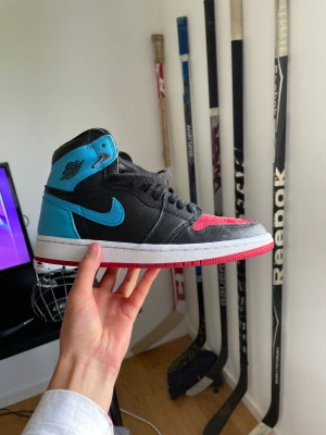 Nike Jordan 1 High ”Unc to Chi” - Fina Jordan 1. Använda ett fåtal gånger. Köpt på merchsweden, Box följer med. Hör av er för fler bilder och funderingar!
