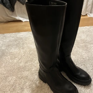 Stövlar  - Nakd stövlar använda en kväll så i nyskick. Jättefina och sköna verkligen helt perfekta. Köptes för 900 kr säljer för 600💕💕 skickad i kartong med allt som de kom i💕 kollar intresset så vet inte riktigt vad frakten är men kollar upp vid köp