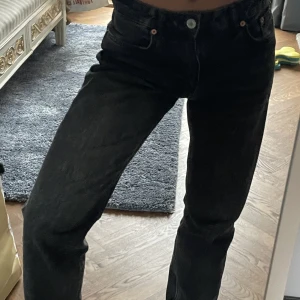 Zara mid Rise jeans! - Väl använda men mycket bra skick! Säljer då de tyvärr inte kommer till så mycket användning längre. Inköpspris 359 kr men säljer för 170kr!