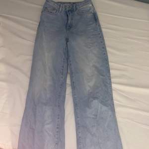 bra skick, använda bara några gånger, vida jeans, sitter jättefint, storlek xs men skulle säga mer storlek 34, jag som är 1,69 passar dom i längden på, säljer för 50kr men är öppen för bud, kan mötas upp o frakta men du står för frakten