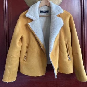 Jacka  - Världens mysigaste jacka från Zara! Jättefint skick! Frakt tillkommer ❤️