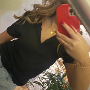 Zara T-shirt  - T-shirt med tenniskrage, aldrig använd (endast testad) klor förra vintern 🌟