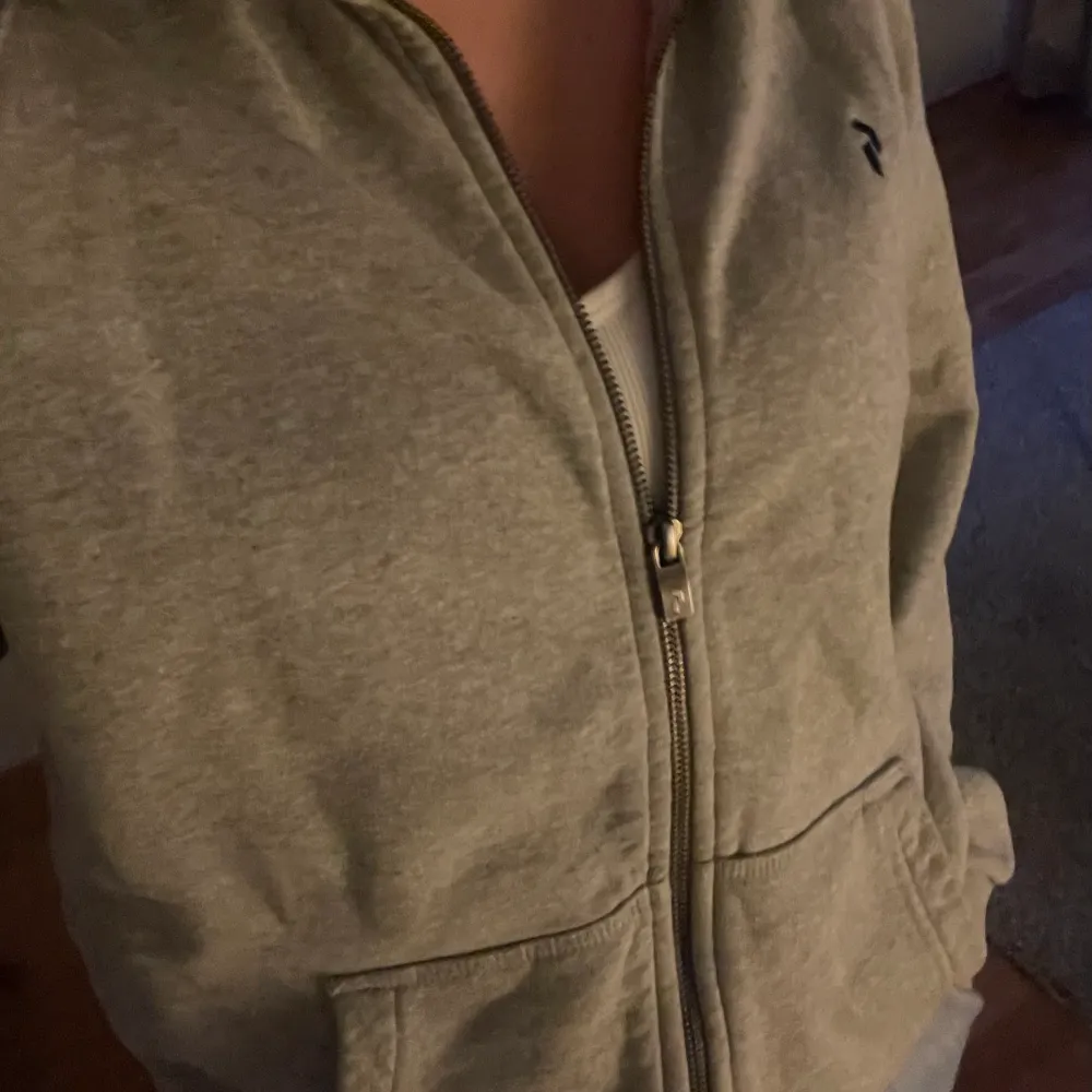 Säljer min Zip hoodie från  peak performance som är rätt använd! Är super snygg till vad som helst! Köpt för 1000 kr men säljer nu för 500kr . Hoodies.
