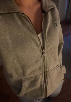  peak performance  - Säljer min Zip hoodie från  peak performance som är rätt använd! Är super snygg till vad som helst! Köpt för 1000 kr men säljer nu för 500kr 