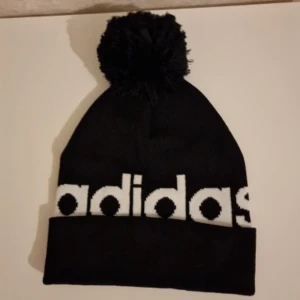 Adidas mössa - Säljer den här adidas mössan, endast testad ✨frakt inkluderat i pris✨betalning sker via Swish 