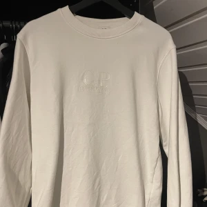 Cp Company crewneck  - Cream färgad crewneck Bra skick inga större flaws Medium men sitter som S Pris exklusive frakt, 59 kr