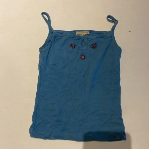 Fint linne - Blått fint linne med detaljer. Fint skick  Köparen står för frakten. Jag visar bild när jag skickar paketet. Vid fler intressen av kläderna kan bud läggas