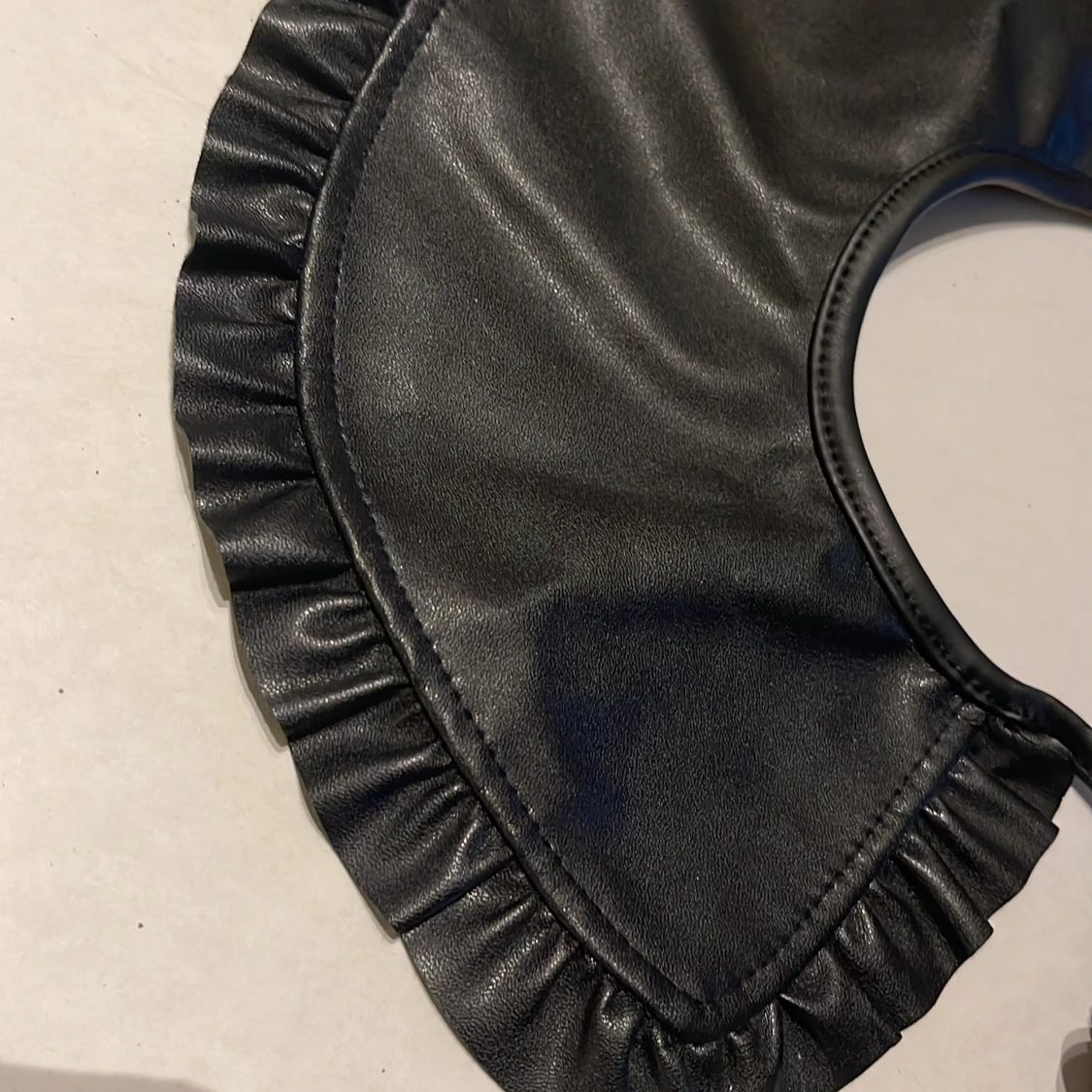 Krage i svart läder - 90