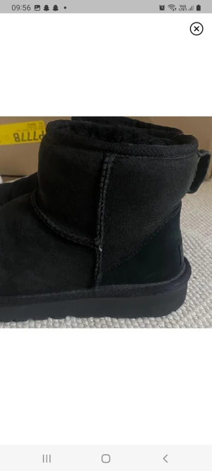 Uggs - Själs pågrund av att jag hittat några andra som jag vill köpa. Inte använt dom något förutom då jag testade dom hemma. Kan skickas snabbt. Köptes för 900 kr! 💗
