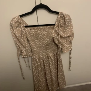 Klänning  - Beige vit prickig klänning från shein super söt