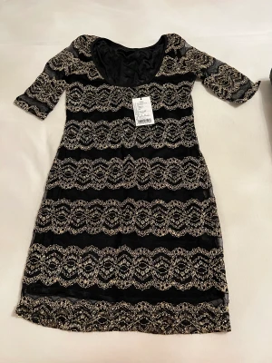 Spets klänning  - Säljer enligt bilderna ovan, helt ny klänning S/M