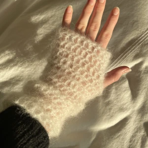 Mohair torgvantar - Handvirkade torgvantar i mohair‼️ Något stretchiga så skulle säga att dem passar de flesta. Dem mäter 20 cm så ”skrynklar” sig snyggt. Uttag för tummen så åker ej ned. Otroligt mjuka💥‼️ Använd köp nu! Kvar om inte annat står!! 