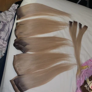 60cm och 50cm löshår från rapunzel of Sweden. - Här ser ni alla 14 delar parade två och två. Kolla mina andra 2 annonser om det här håret❤️garanterar jättefint och tjockt hår till den som köper dem🫶frakt ingår i priset. Den mörka rotfärgen är inte så mörk som den ser ut att vara. De är tvättade såklart.