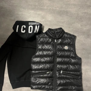 Moncler Gui Väst Dsquared2 hoodie - Paket pris för Moncler västen med en Dsquared2  hoodie som passar riktigt bra tillsammans, hoodien är i storlek S och Västen i storlek 2 som motsvarar S/M. Skulle man vilja köpa separat så finns det också, kvitto och tag å kod finns självklart. 