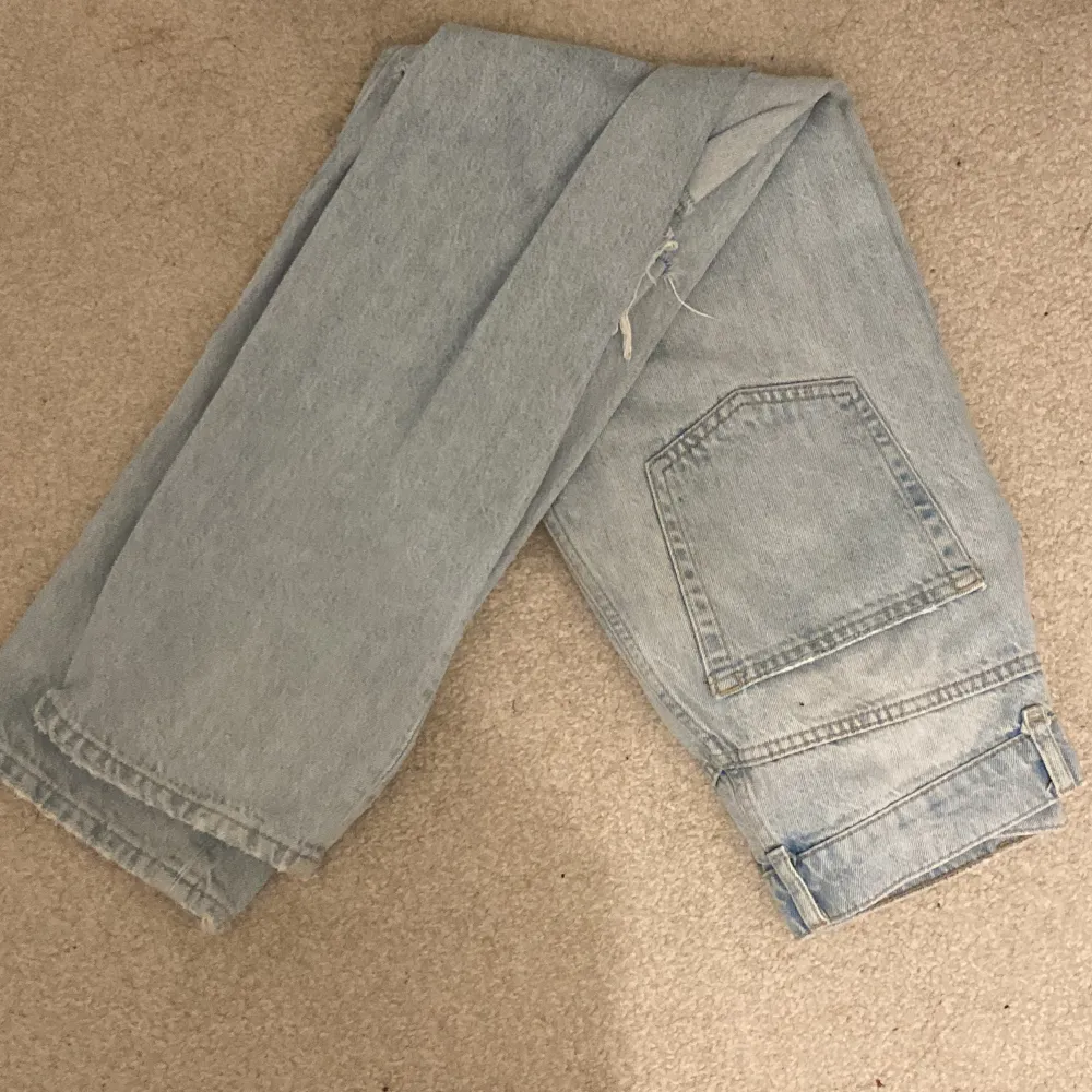 Hej. Säljer dessa as snygga baggy jeans från gina. Aldrig använda, dom är för små för mig. Helt nya. 💞obs! Jeansen har hål i knäna. . Jeans & Byxor.