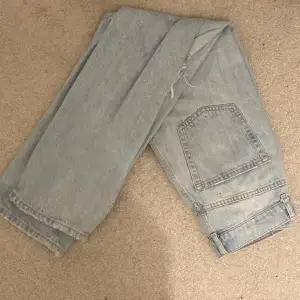Hej. Säljer dessa as snygga baggy jeans från gina. Aldrig använda, dom är för små för mig. Helt nya. 💞obs! Jeansen har hål i knäna. 