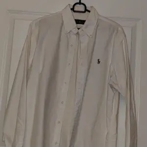 Hej, här är en jättefin Ralph Lauren skjorta i storlek L. 100% Orginal model: Oxford. Den flerfärgade loggan är den lyxigaste modellen. Nyskick, använd 1 gång.  Kostar 1300kr i butikerna.   