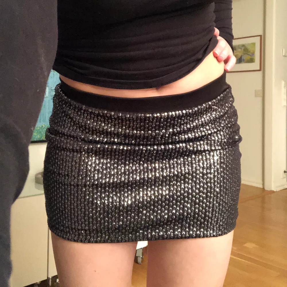 Glittrig kjol perfekt till nyår! 😍storlek S men den är väldigt stretchig och formar sig efter kroppen så passar allt från XS-M. Kjolar.