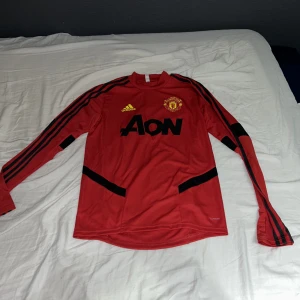 Manchester United Tröja - Tröjan är aldrig använd. Den är i storlek S. Säljer den billigt eftersom tröjan är en tränings tröja från två år tillbaka 